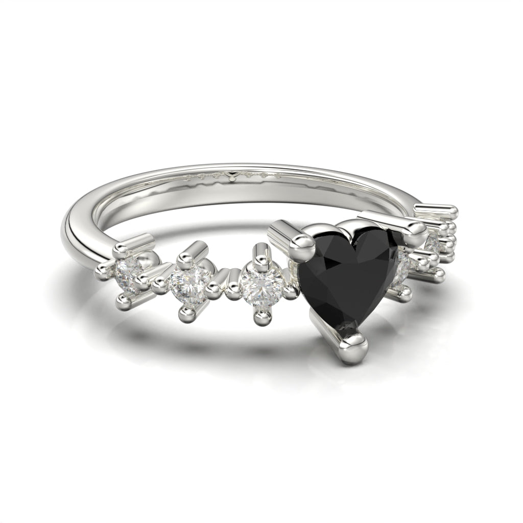 Anillo con corte en forma de corazón